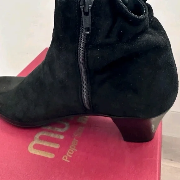 Munro Suede Black Ankle Boots Rare Narrow Fit 8.5 SS New - Picture 4 of 7